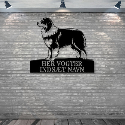Personlig Australsk hyrdehund her vogter jeg væg metalskilt med personlig tekst. Unik hundeejer gaveide.