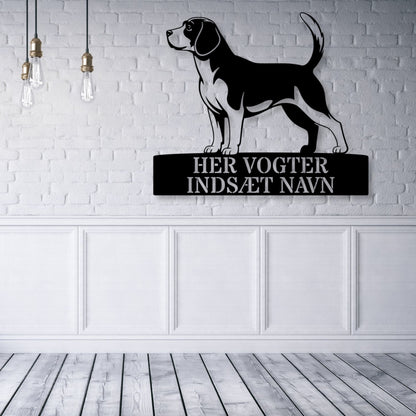 Personlig Beagle her vogter jeg væg metalskilt med personlig tekst. Unik hundeejer gaveide....