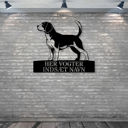Personlig Beagle her vogter jeg væg metalskilt med personlig tekst. Unik hundeejer gaveide..