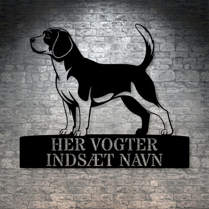 Personlig Beagle her vogter jeg væg metalskilt med personlig tekst. Unik hundeejer gaveide