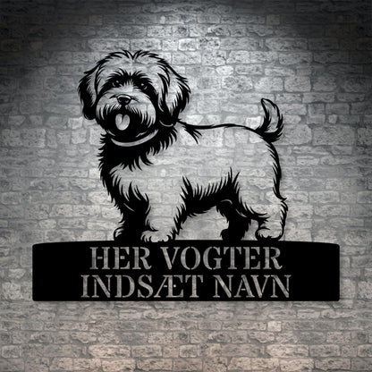 Personlig Bomuldshund her vogter jeg væg metalskilt med personlig tekst. Unik hundeejer gaveide