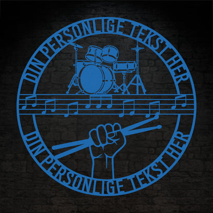 Personlig Musiker metal vægskilt i blå med tekst. Unik gaveidé til trommeslageren