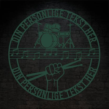 Personlig Musiker metal vægskilt i grøn med tekst. Unik gaveidé til trommeslageren