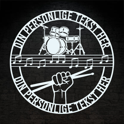 Personlig Musiker metal vægskilt i hvid med tekst. Unik gaveidé til trommeslageren