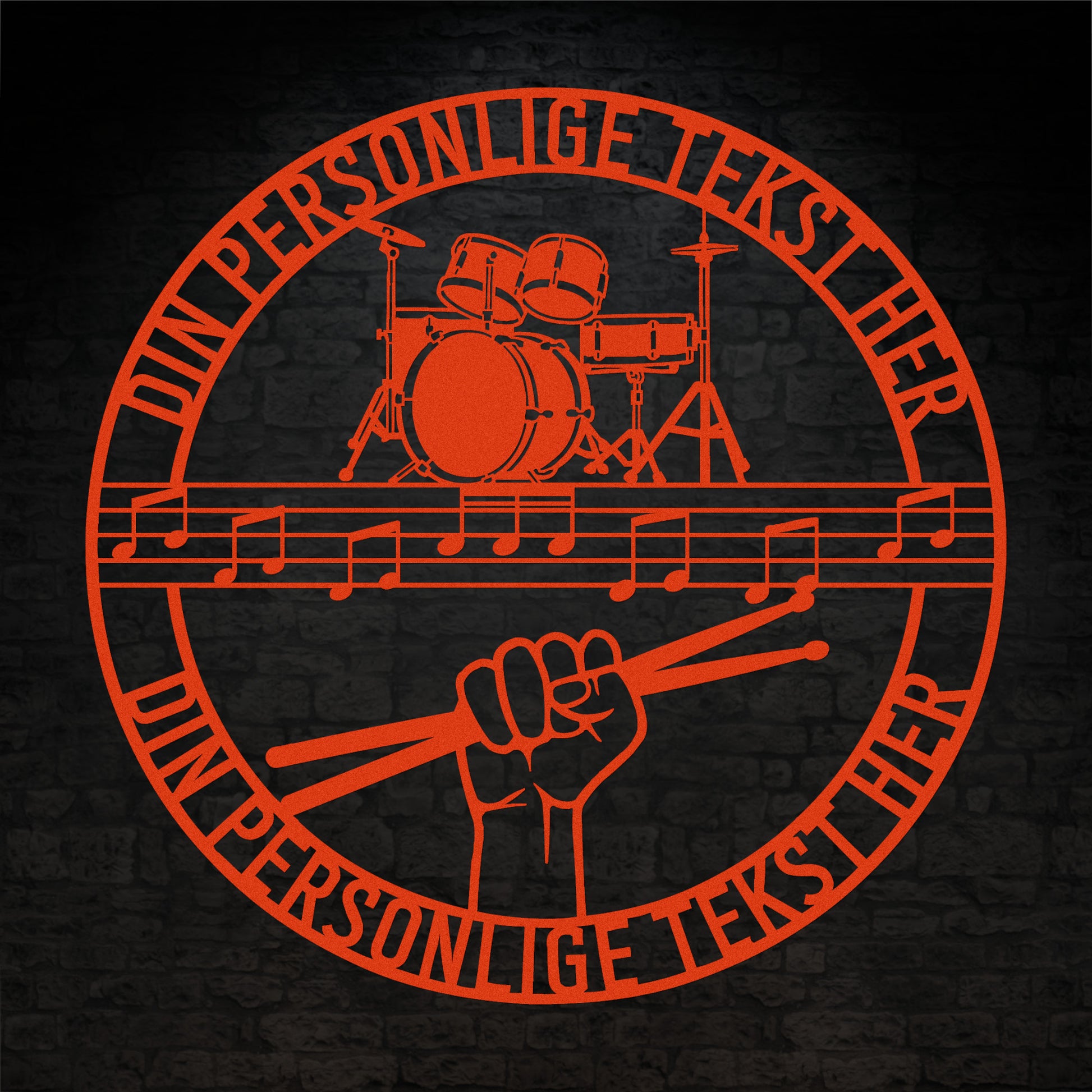 Personlig Musiker metal vægskilt i orange med tekst. Unik gaveidé til trommeslageren