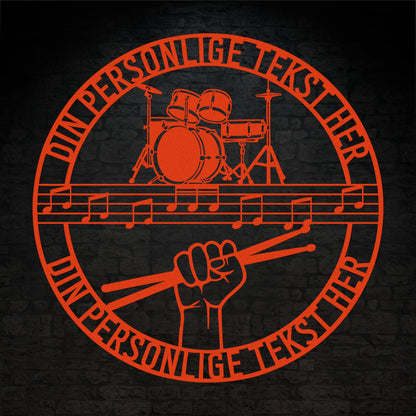 Personlig Musiker metal vægskilt i orange med tekst. Unik gaveidé til trommeslageren