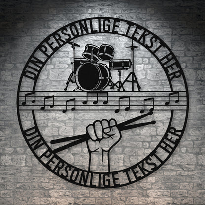 Personlig Musiker metal vægskilt i sort med tekst. Unik gaveidé til trommeslageren