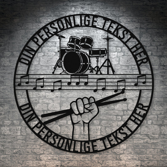 Personlig Musiker metal vægskilt i sort med tekst. Unik gaveidé til trommeslageren