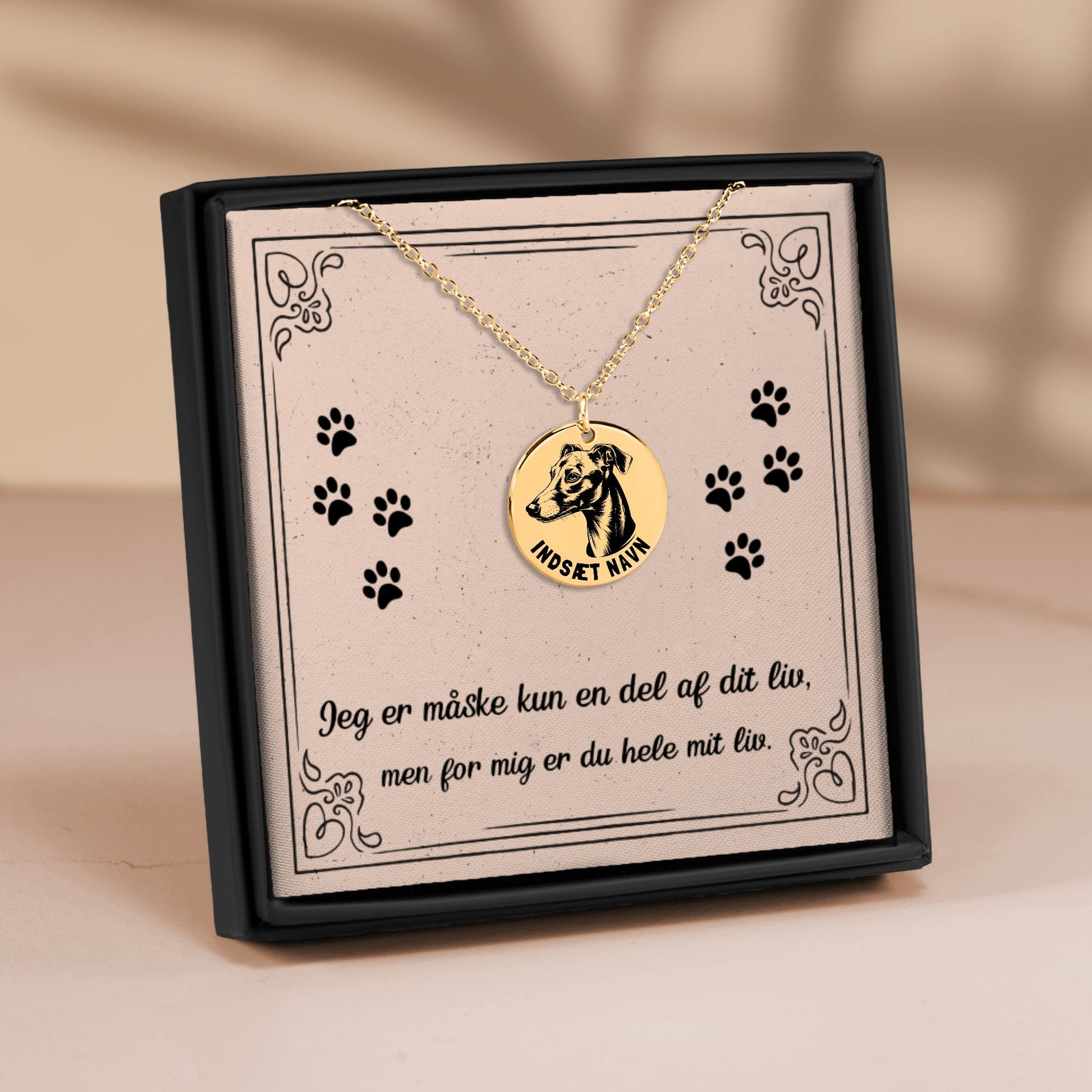 Personlig Whippet guld halskæde i smykkeboks med personlig tekst. Leveres i gaveæske