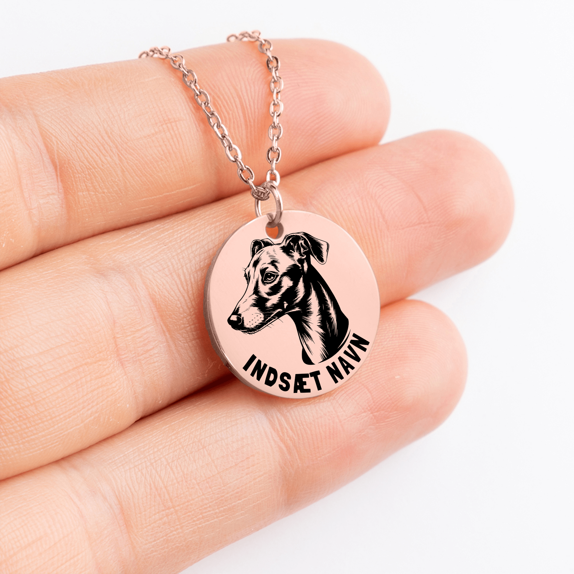 Personlig Whippet rosa guld halskæde i smykkeboks med personlig tekst. Leveres i gaveæske..