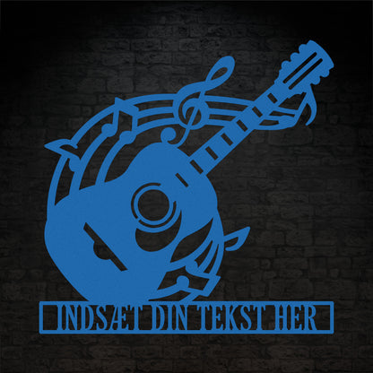 Personlig blå guitarskilt i metal med tekst. Musikelsker navneskilt vægdekoration gaveidé