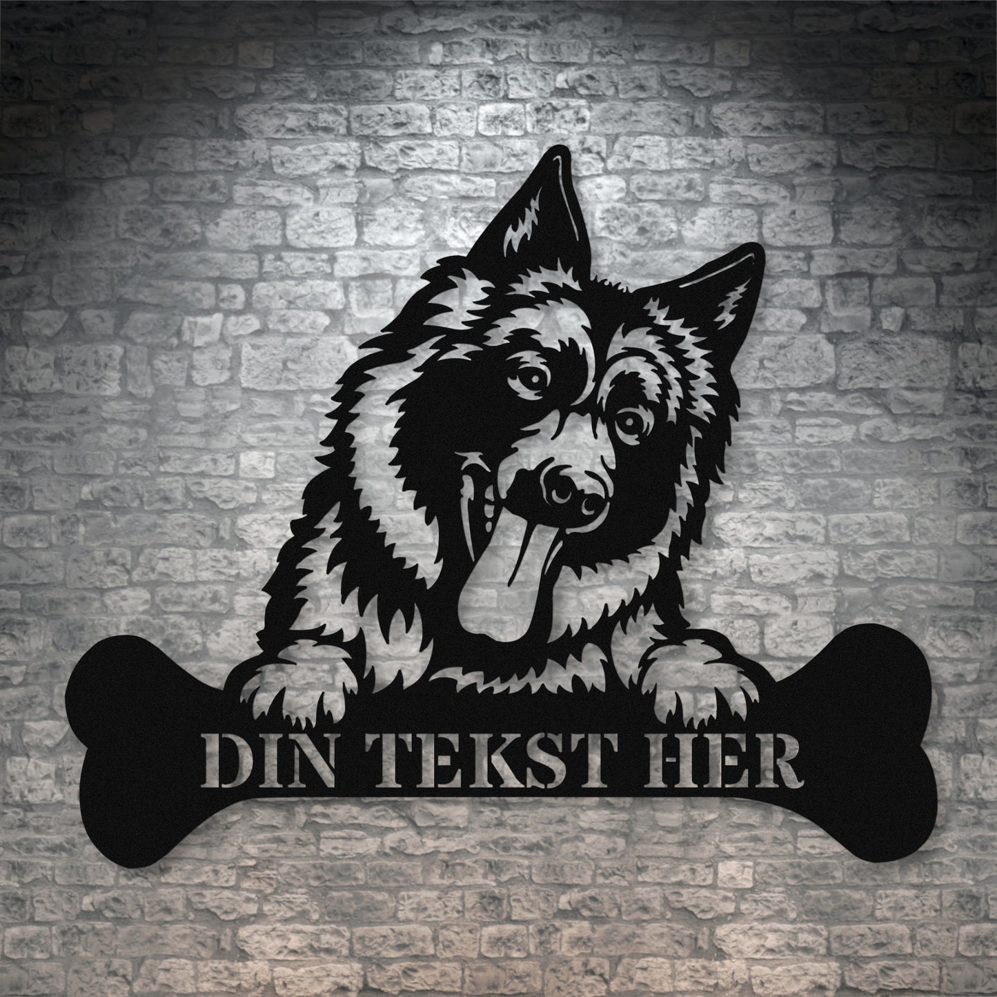 Personlig glad schæferhund metalskilt i sort med personlig tekst. Hundeejer gaveidé