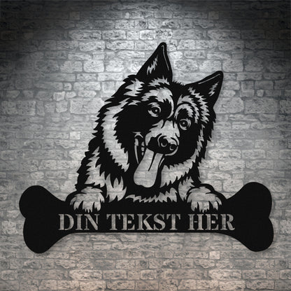 Personlig glad schæferhund metalskilt i sort med personlig tekst. Hundeejer gaveidé
