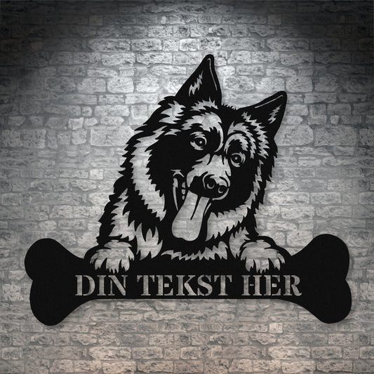 Personlig glad schæferhund metalskilt i sort med personlig tekst. Hundeejer gaveidé