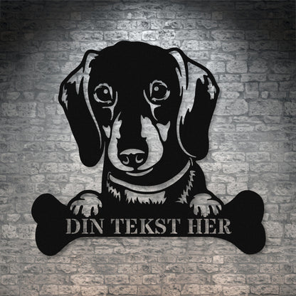 Gravhund metalskilt i sort med personlig tekst. Hundeejer navneskilt gaveidé