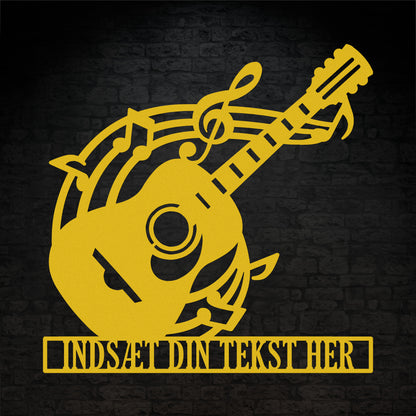 Personlig gul guitarskilt i metal med tekst. Musikelsker navneskilt vægdekoration gaveidé