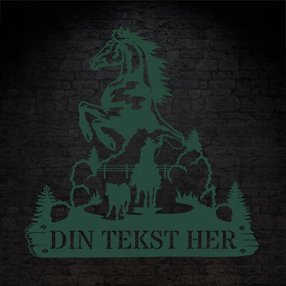 Personlig hest og cowboy metal vægskilt i grøn med tekst. Unik display til hestestalden