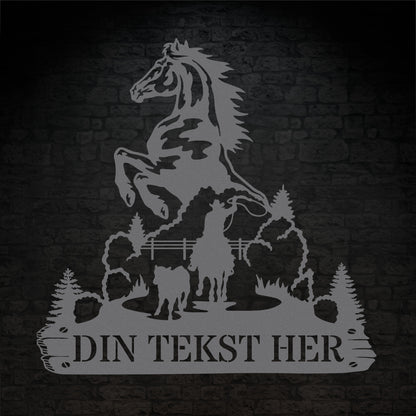 Personlig hest og cowboy metal vægskilt i sølv med tekst. Unik display til hestestalden