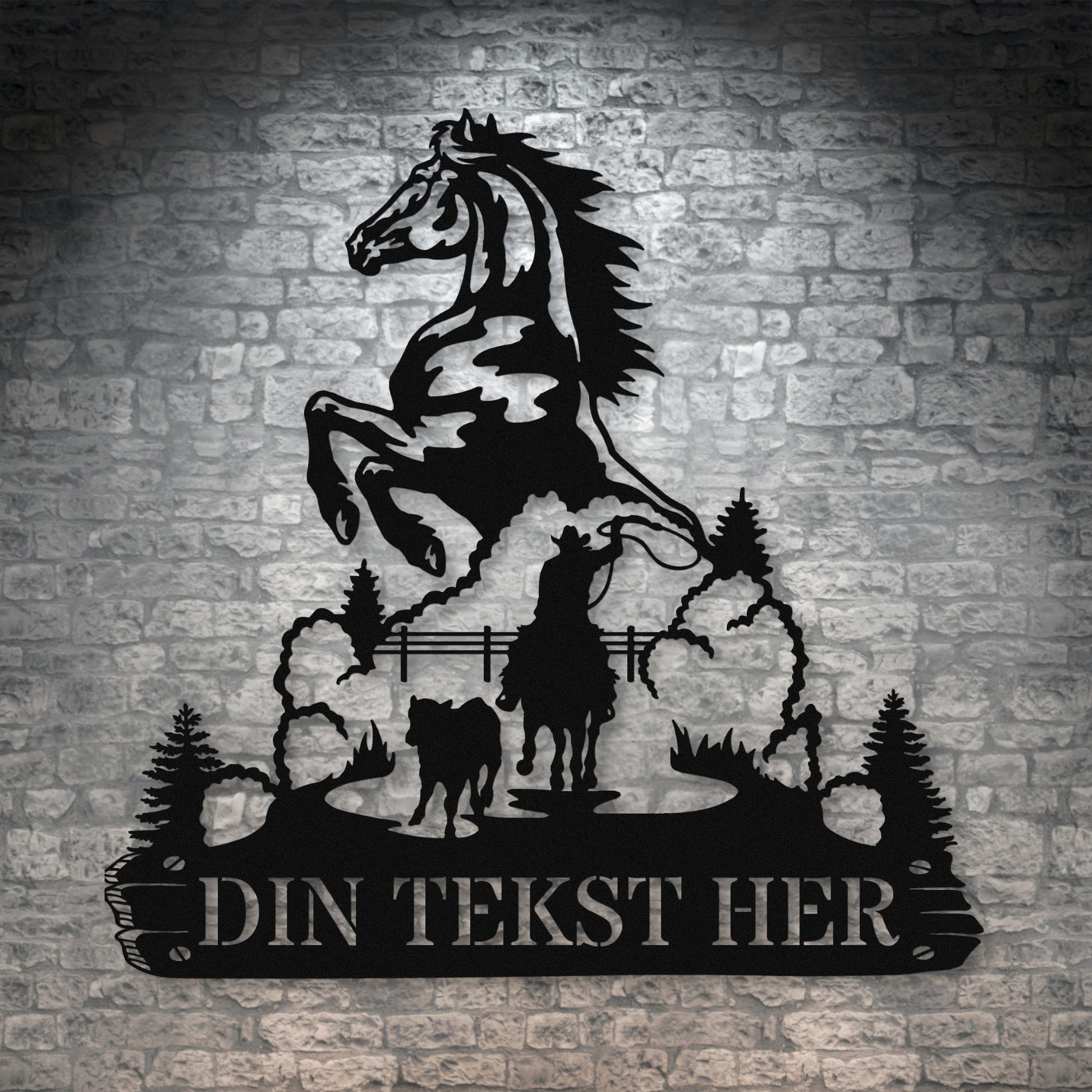 Personlig hest og cowboy metal vægskilt i sort med tekst. Unik display til hestestalden