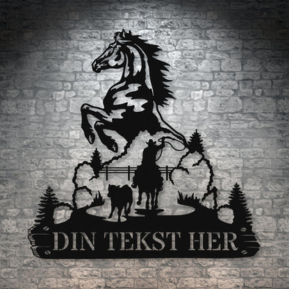 Personlig hest og cowboy metal vægskilt i sort med tekst. Unik display til hestestalden