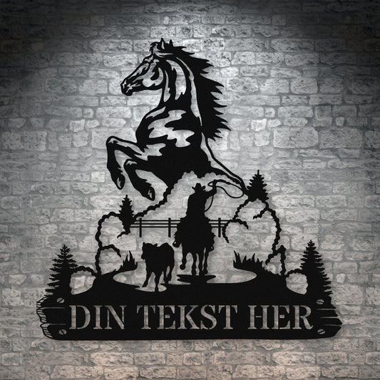 Personlig hest og cowboy metal vægskilt i sort med tekst. Unik display til hestestalden