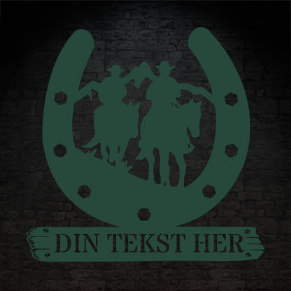 Personlig hesterytter metal vægskilt i grøn med tekst. Unik gaveidé til hesteejeren