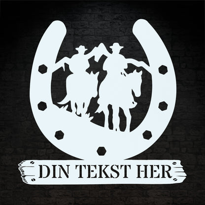 Personlig hesterytter metal vægskilt i hvid med tekst. Unik gaveidé til hesteejeren