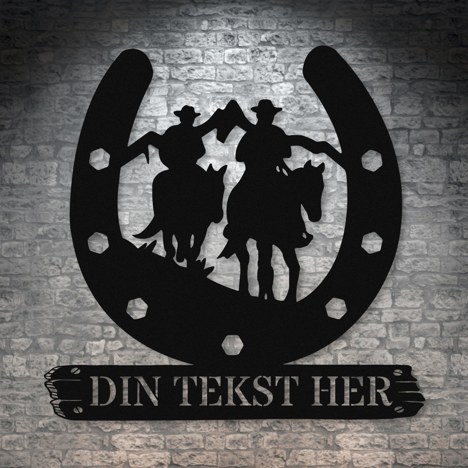 Personlig hesterytter metal vægskilt i sort med tekst. Unik gaveidé til hesteejeren