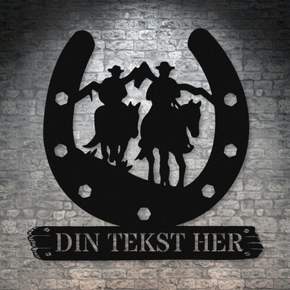 Personlig hesterytter metal vægskilt i sort med tekst. Unik gaveidé til hesteejeren
