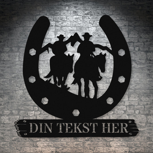 Personlig hesterytter metal vægskilt i sort med tekst. Unik gaveidé til hesteejeren