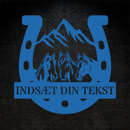 Personlig hestesko metal vægskilt i blå med tekst. Unik gaveidé til hesteejeren