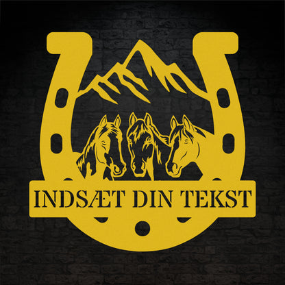 Personlig hestesko metal vægskilt i gul med tekst. Unik gaveidé til hesteejeren