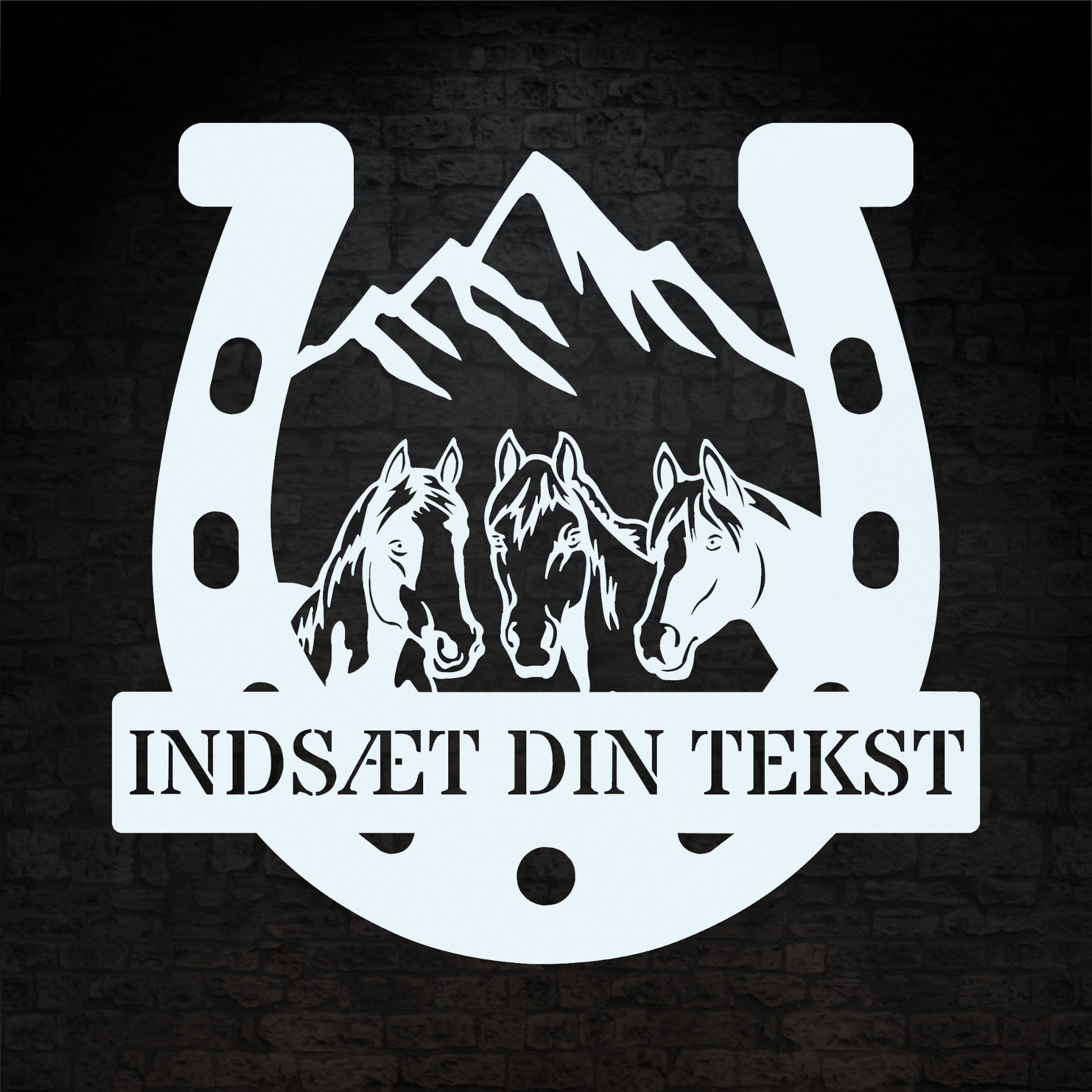 Personlig hestesko metal vægskilt i hvid med tekst. Unik gaveidé til hesteejeren