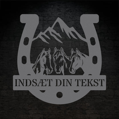 Personlig hestesko metal vægskilt i sølv med tekst. Unik gaveidé til hesteejeren