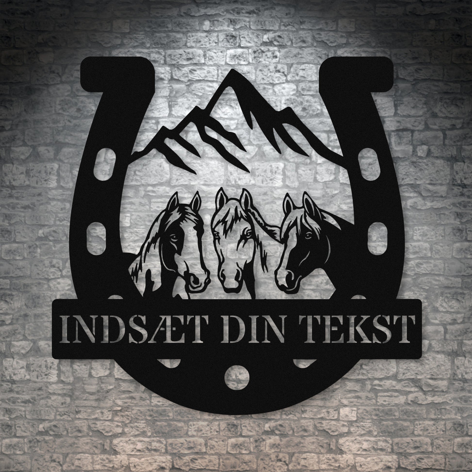 Personlig hestesko metal vægskilt i sort med tekst. Unik gaveidé til hesteejeren