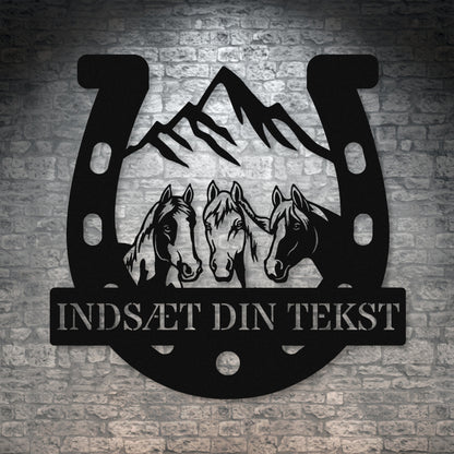 Personlig hestesko metal vægskilt i sort med tekst. Unik gaveidé til hesteejeren