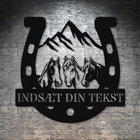 Personlig hestesko metal vægskilt i sort med tekst. Unik gaveidé til hesteejeren
