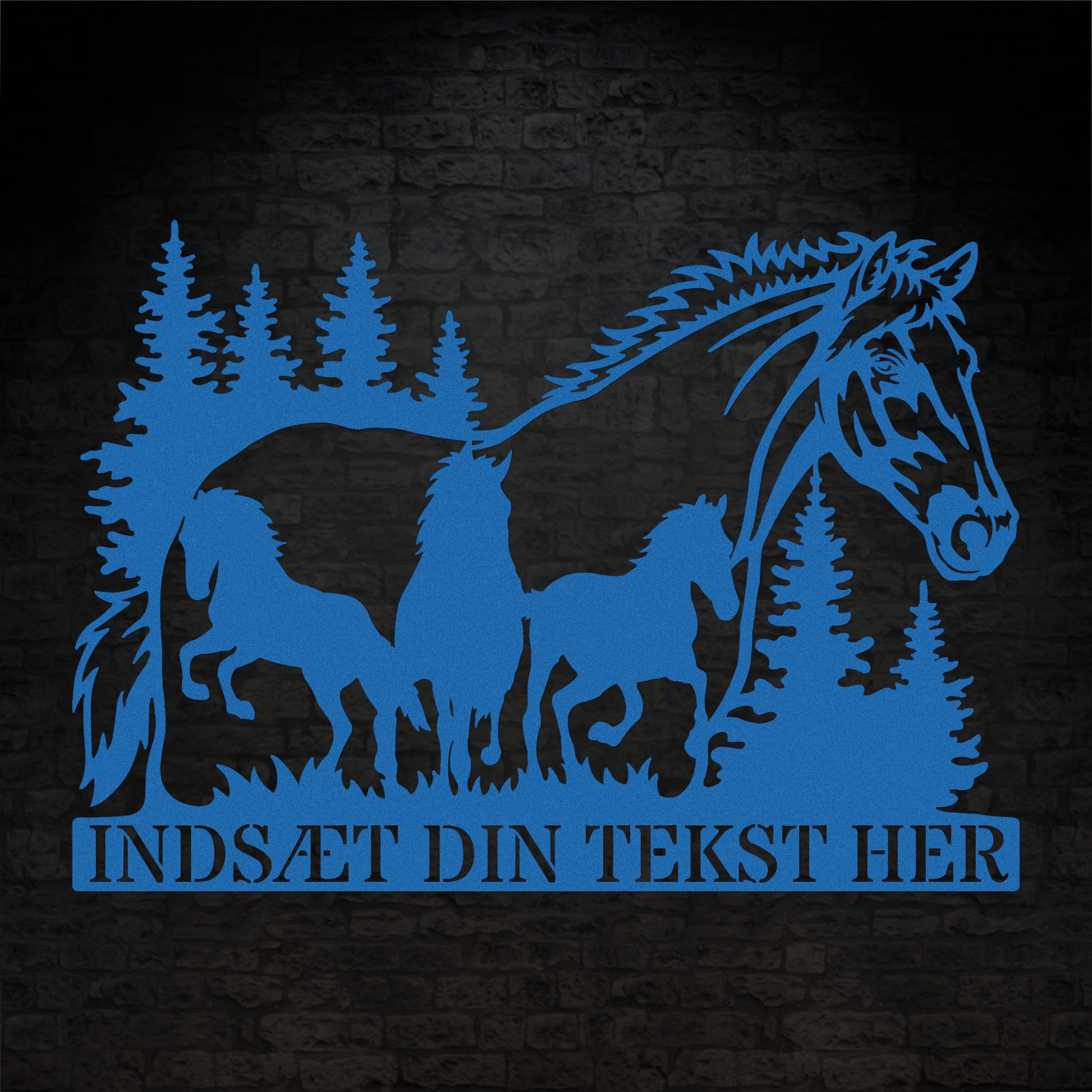 Personlig hestetema metal vægskilt i blå med tekst. Unik gaveidé til hesteejeren