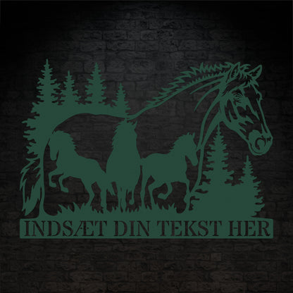 Personlig hestetema metal vægskilt i grøn med tekst. Unik gaveidé til hesteejeren
