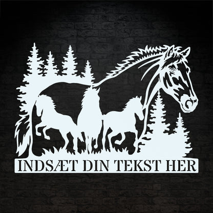 Personlig hestetema metal vægskilt i hvid med tekst. Unik gaveidé til hesteejeren