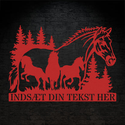 Personlig hestetema metal vægskilt i rød med tekst. Unik gaveidé til hesteejeren