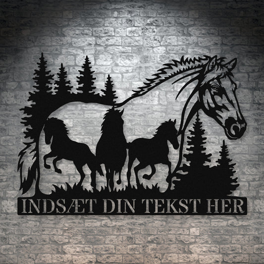 Personlig hestetema metal vægskilt i sort med tekst. Unik gaveidé til hesteejeren