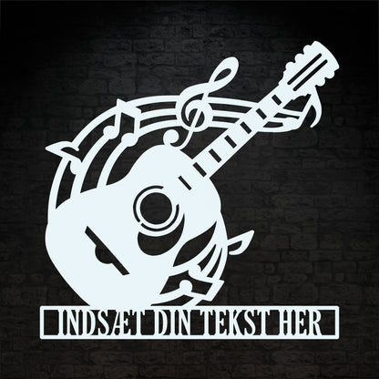 Personlig hvid guitarskilt i metal med tekst. Musikelsker navneskilt vægdekoration gaveidé