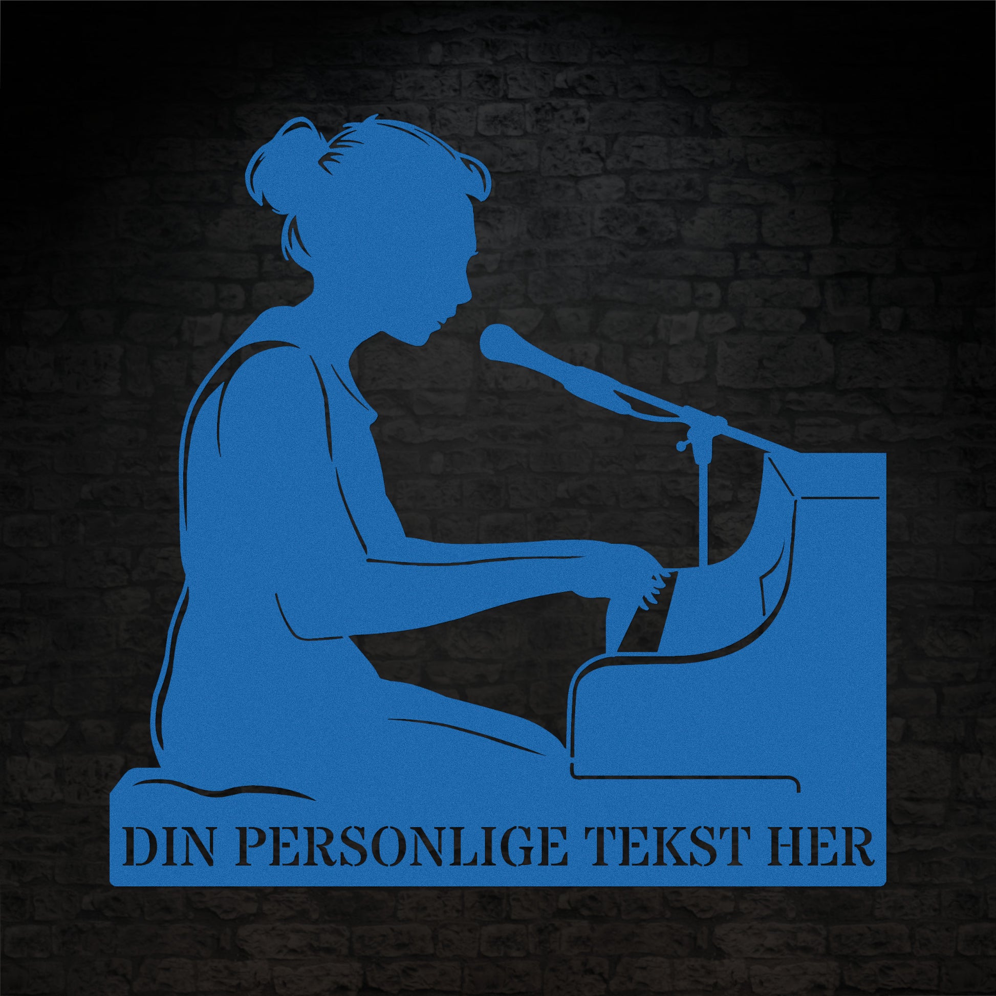Personlig kvindelig pianist metal vægskilt i blå med tekst. Unik musiker gaveidé