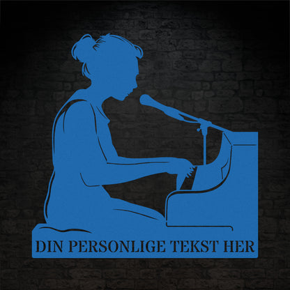 Personlig kvindelig pianist metal vægskilt i blå med tekst. Unik musiker gaveidé