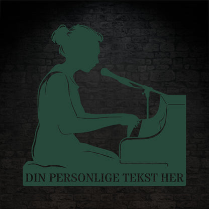 Personlig kvindelig pianist metal vægskilt i grøn med tekst. Unik musiker gaveidé