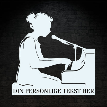 Personlig kvindelig pianist metal vægskilt i hvid med tekst. Unik musiker gaveidé