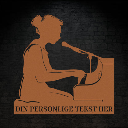 Personlig kvindelig pianist metal vægskilt i kobber med tekst. Unik musiker gaveidé