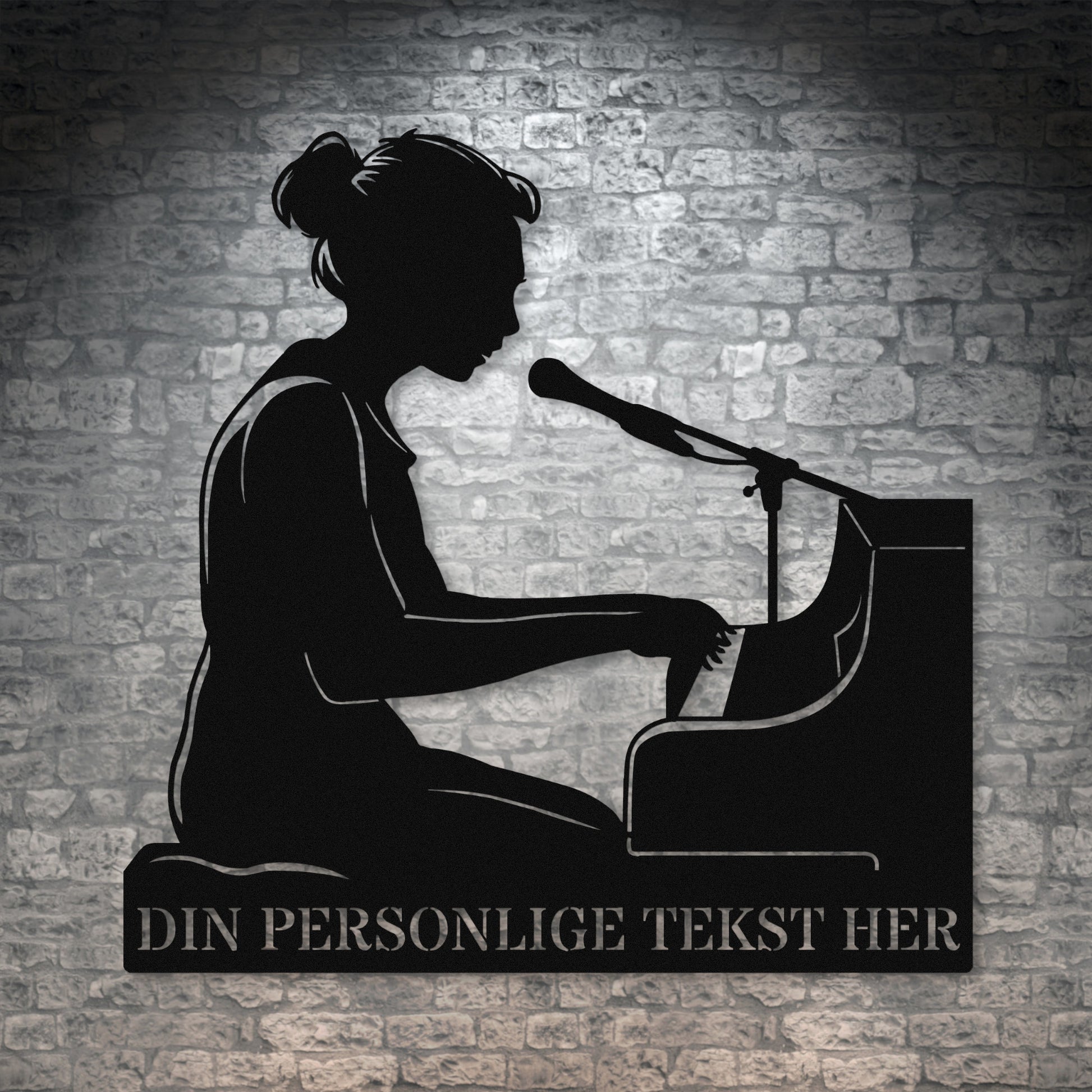 Personlig kvindelig pianist metal vægskilt i sort med tekst. Unik musiker gaveidé