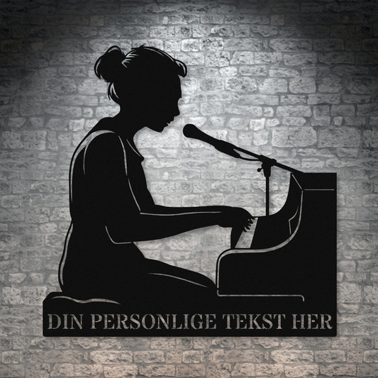 Personlig kvindelig pianist metal vægskilt i sort med tekst. Unik musiker gaveidé